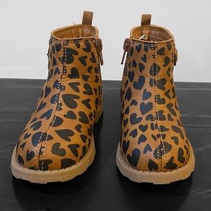 Heart ❤️ boots 6C Carter’s mid top